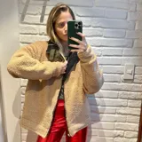 Campera gamulán de diseño oversize en color verde oscuro con detalles en corderito beige, bolsillos frontales grandes, cierre de cremallera y cuello solapa.