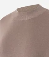 Blusa de manga corta amplia y sisas desplazadas, confeccionada en punto leve de viscosa y poliamida, con cuello redondo ligeramente alto.