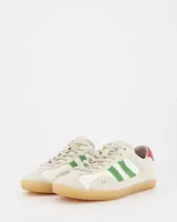 Championes Coolway modelo Kizuna, de caña baja, color blanco hueso con detalles en verde y rojo. Confeccionados en ante y nylon, con ajuste de cordones, plantilla acolchada y suela de goma color miel.