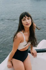 Trikini blanco y negro con copas y lycra con textura.