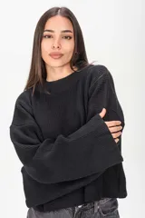 Sweater de tejido de punto color marrón, con cuello redondo y mangas largas anchas de tipo acampanado.