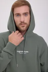 Canguro verde oliva de manga larga con capucha, corte relajado y bolsillo tipo canguro. Estampado con el texto "Originals Studio" en el pecho.