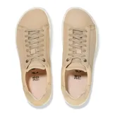 Zapatillas de corte bajo Birkenstock modelo Bend Low, confeccionadas en gamuza color arena con suela de goma blanca y detalle de corcho en el lateral.