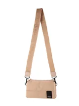 Bandolera pequeña de color negro con cierre superior y correa larga ajustable con el logo de la marca grabado.