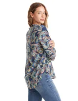 Blusa de gasa con estampado de estilo paisley en tonos azules, marrones y celestes. Presenta cuello a la base con escote en V y mangas largas con sistema de ajuste mediante presilla y botón.
