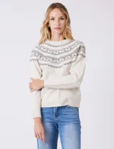 Buzo tejido color blanco con diseño jacquard gris en el canesú, adornado con perlas y cristales de strass. Tiene cuello redondo, mangas ranglan y terminaciones acanaladas en puños y ruedo.