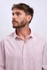 Camisa de manga larga color rosa claro con botones. Corte clásico.