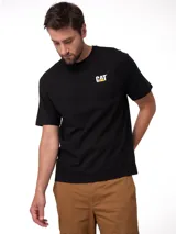 Remera de manga corta y cuello redondo, color negro, con logo de la marca estampado en el pecho y en la espalda.