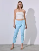 Pantalón color beige de gabardina elastizada, marca Zac & Rachel. Corte recto, pretina ancha pespunteada y largo al tobillo.