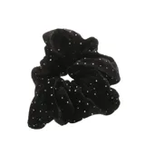 Gomita de pelo de terciopelo negro con pequeños apliques brillantes plateados.