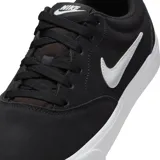 Championes Nike SB Chron 2 de estilo urbano, color negro con el logo de la marca en blanco en el lateral. Confeccionados en gamuza y lona, cuentan con una suela vulcanizada blanca que aporta flexibilidad y durabilidad.