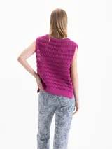 Chaleco de punto calado color mostaza, de silueta recta y calce suelto, con escote en V pronunciado y sisas rectas.