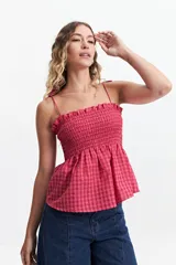 Blusa de algodón a cuadros color celeste y rosado, con escote recto, breteles finos y fruncido en el cuerpo.