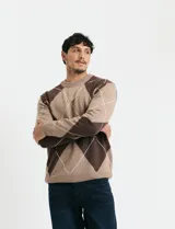Sweater de punto con diseño de rombos en gris y azul marino, escote redondo a la base, manga larga y terminaciones en punto acanalado en cuello, puños y ruedo.