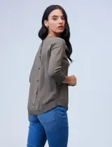 Sweater amarillo de tejido fino con espalda abotonada y mangas 3/4 con puño elastizado.