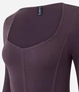 Body negro con diseño seamless (sin costuras), escote cuadrado, tirantes anchos y corte ajustado al cuerpo.