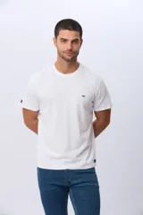 Remera lisa de manga corta y cuello redondo, color gris oscuro, de calce cómodo con pequeño logo bordado en el pecho.