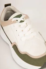Championes deportivos Paddock modelo Gwayne para mujer, con combinación de colores blanco, tostado y azul jean. Suela chunky blanca con base dentada en tono azul y cordones al tono.
