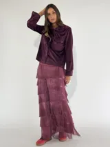 Chaqueta azul marino de terciopelo con cuello camisero, cierre frontal con botones, dos bolsillos de parche con solapa y mangas largas con puños abotonados.