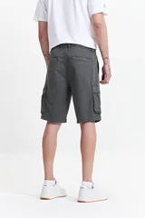 Bermuda cargo negra de tela resistente con pasacinto.