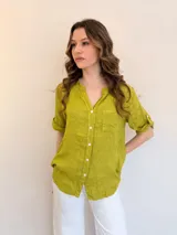 Camisa celeste de lino con mangas 3/4 y cuello mao.