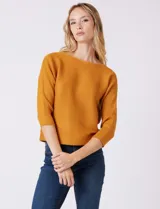 Buzo de silueta relajada confeccionado en tejido acanalado, con cuello redondo y mangas tres cuartos estilo japonés. Presenta un diseño fluido y cómodo.