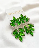 Par de aros colgantes con forma de hojas, con engarce plateado y cristales verdes y strass.
