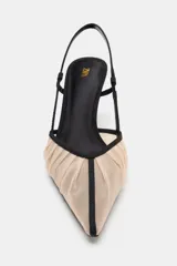 Zapato de tacón destalonado con cuerpo de mesh, tira trasera elástica, tacón fino y acabado en punta.