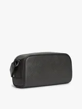 Morral Tommy Hilfiger color negro con diseño texturizado, paneles con mezcla de texturas y motivo integral de logos en relieve. Cuenta con cierre de cremallera, correa ajustable y logo metálico en la parte delantera.