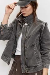 Chaleco de denim color gris deslavado, con cuello camisero, cierre frontal con botones metálicos y costuras decorativas.