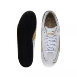Championes Puma modelo Speedcat LTH, de diseño inspirado en el automovilismo. Presentan una base de cuero blanco con detalles en color dorado en los laterales y el logo de la marca. Cuentan con una suela de goma negra de perfil bajo y diseño envolvente en el talón.