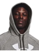 Buzo con capucha Under Armour modelo Rival Fleece, color gris jaspeado. Presenta el logo de la marca estampado en blanco en el pecho, bolsillo tipo canguro delantero, mangas largas con puños acanalados y cordones ajustables en la capucha.