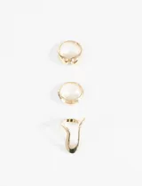 Set de tres anillos de diseño irregular con acabado brillante, elaborados en metal dorado.