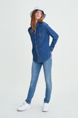 Jeans Levi's modelo 711, de corte skinny y tiro medio. Confeccionados en denim elastizado, presentan un ajuste ceñido en cadera y muslos con pierna ajustada y cierre de bragueta.
