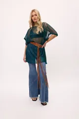 Vestido corto de poliéster color verde azulado, con escote en la espalda y tiras finas para ajustar.