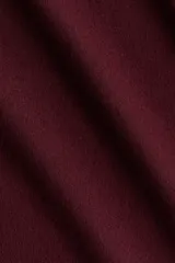 Remera de manga corta, color bordó, con cuello redondo y corte entallado.