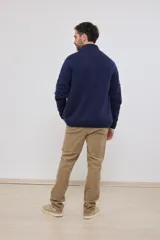 Cardigan de tejido de punto color azul piedra melange, con cuello mao y cierre frontal de botones.