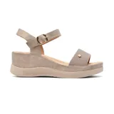 Sandalias de plataforma color beige con tira delantera tejida y tira trasera con hebilla dorada.