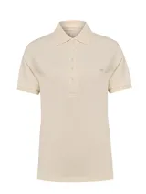 Remera tipo polo de piqué, color beige, con cuello camisero, cierre frontal de botones y manga corta. Presenta un pequeño logo bordado en el pecho.