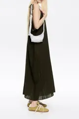 Minibolso compacto blanco de malla con asa de tejido, detalles en piel y charms metálicos. Presenta etiqueta logotipada BIMBA Y LOLA y cierre ajustable de cordón, con acabados metálicos.