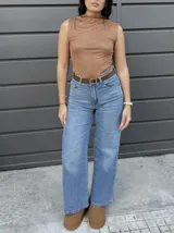 Pantalón de jean celeste de corte wide leg con lycra.