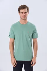 Remera lisa de manga corta y cuello redondo, color gris oscuro, de calce cómodo con pequeño logo bordado en el pecho.