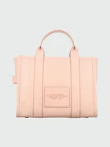 Bolso tote de cuero color marrón con el logo "THE TOTE BAG MARC JACOBS" estampado en el frente.