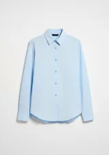 Camisa de manga larga en sarga de algodón color celeste, con cuello clásico, cierre frontal con botones y puños anchos.