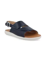 Sandalias de cuero azul marino con dos tiras con velcro en el empeine, tira trasera con hebilla metálica y suela blanca con base marrón.