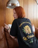 Remera negra de corte oversize con estampa gráfica en la espalda que simula un paquete de yerba mate, con ilustración de una mujer rubia y texto alusivo.