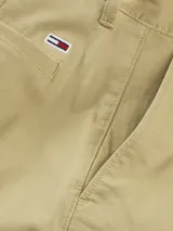 Short cargo de corte slim, confeccionado en algodón elástico. Presenta cierre de cremallera con botón, bolsillos laterales tipo cargo y bolsillos traseros de ojal.