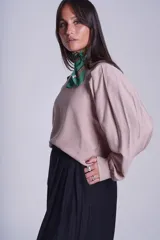 Blusa negra de mangas largas abullonadas y cuello redondo.