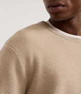 Suéter de punto para hombre, color celeste, con textura acanalada horizontal, cuello redondo y mangas largas con puños ajustados.
