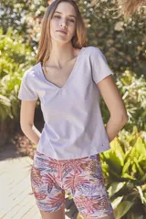 Remera blanca de algodón y elastano, de corte ajustado, con escote en V tanto en el frente como en la espalda y mangas cortas.